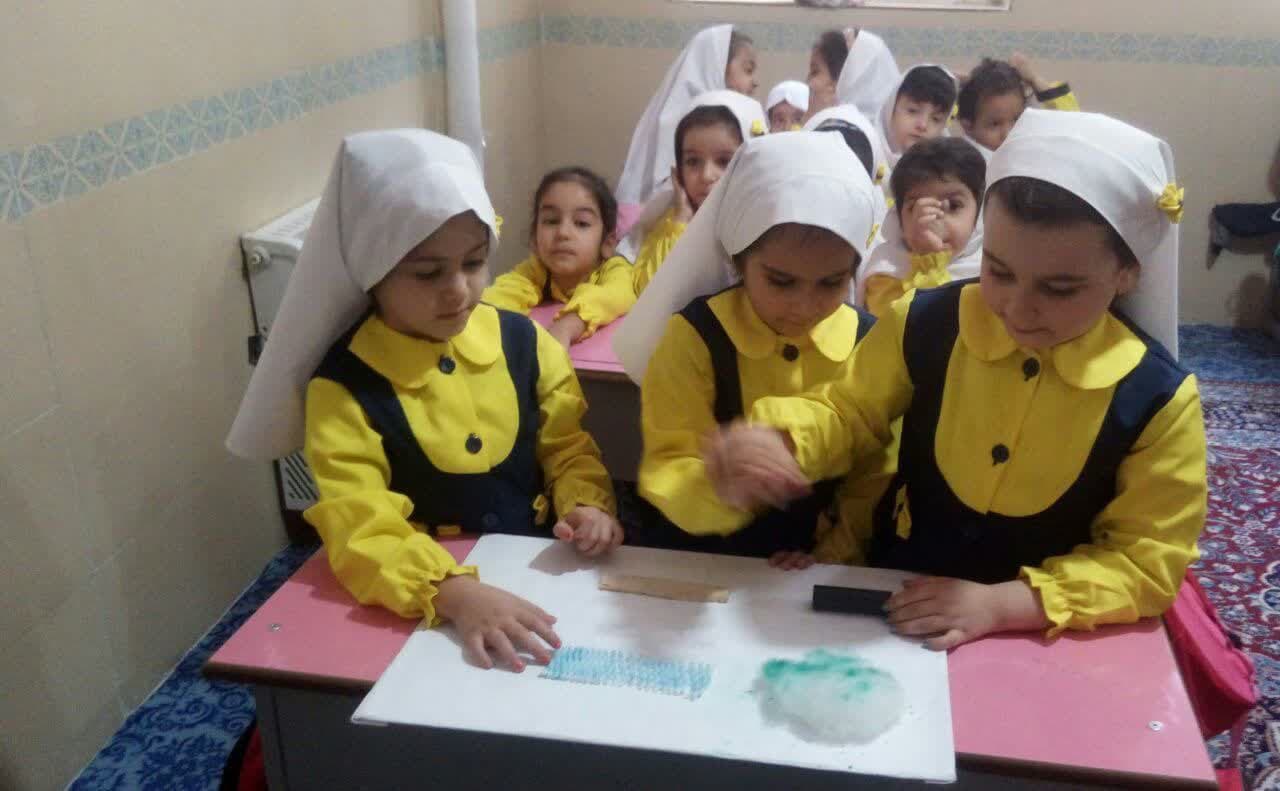 آموزش حس لامسه توسط نوآموزان کودکستان افشار